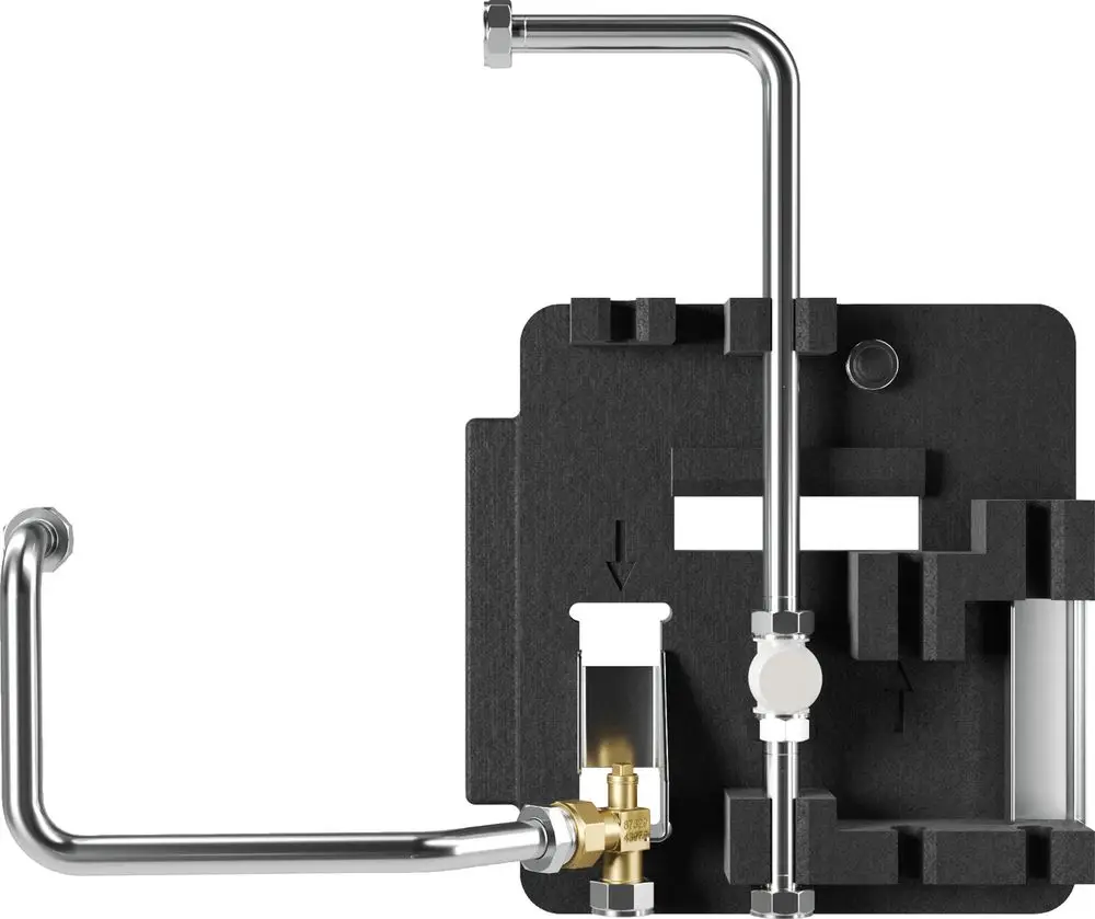 Modularer Heizkreis-Zubehör von Bosch, bestehend aus verchromten Röhren und einem Ventil, montiert auf einer schwarzen Trägerplatte mit integrierter Messöffnung.